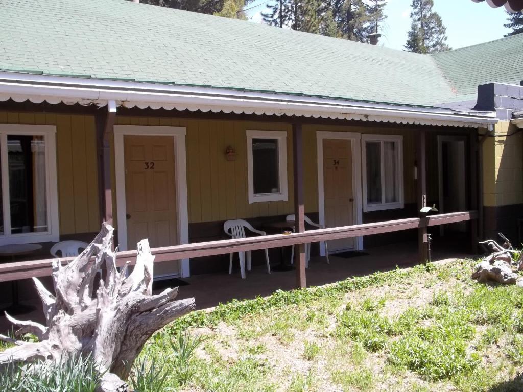 White Chief Mountain Lodge Fish Camp Exterior photo